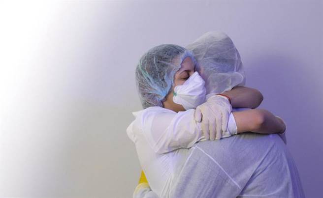 参加医师男友家族聚会遭羞辱，护理师泪崩，过来人秒劝退。（图／shutterstock）