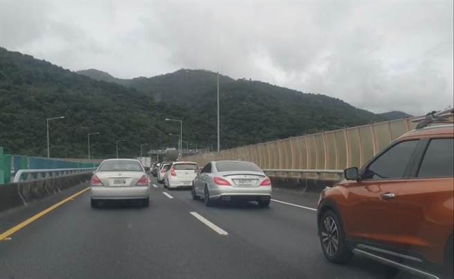 國道5號雪隧27.3公里處內側北上車道，今上午近11時發生一起4輛小客車追撞事故，造成後方一度回堵，所幸無人受傷，並於16分鐘後狀況排除，恢復通行。（民眾提供／羅亦晽宜蘭傳真）