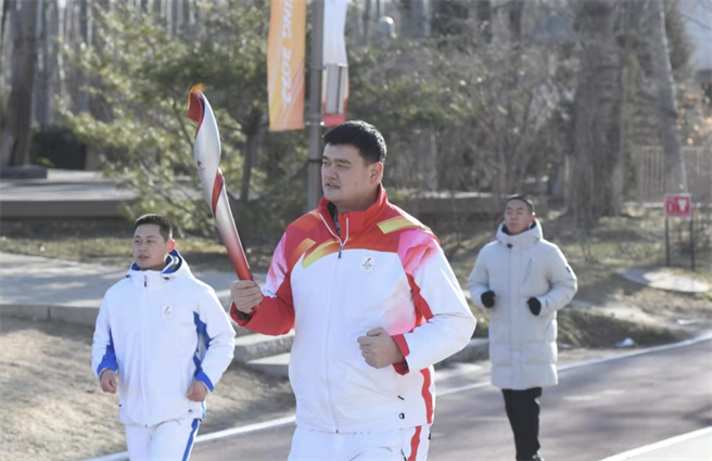中国篮球协会主席姚明作为北京冬奥第19棒火炬手。（北京日报）