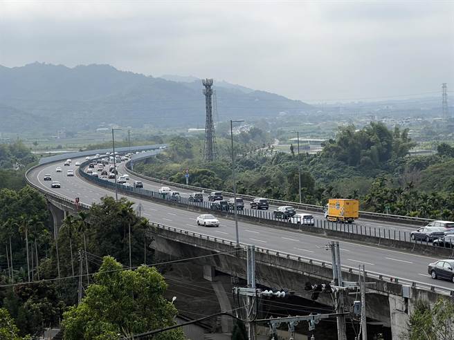 曆初二是回娘家的日子，今年因疫情人車潮都減少，但國道３號南投路段上午９點開始還是湧現車潮，國道3號從霧峰交流道一路塞到名間交流道，車速一度掉到21公里以下。（吳建輝攝）