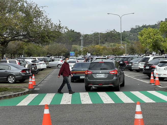 大年初二南投陽光露臉，雖然帶著些許寒意，但仍不減民眾出遊興致，像是春節必訪的南投紫南宮，一早名間交流道就湧現車潮，從台三線彰南路往南方向，一路走走停停行車速度緩慢。（吳建輝攝）