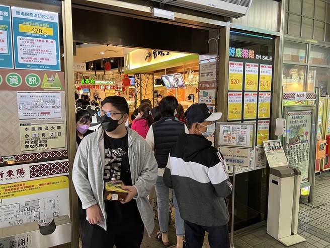南投服務區同樣擠滿人車潮，停車格一位難求，服務區內用座位也一樣，人滿為患。（吳建輝攝）