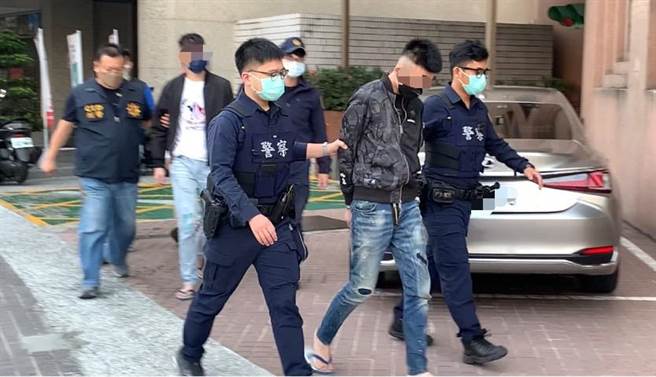 谢姓男子2日凌晨在新兴区某酒店消费，却因为不满店家服务态度，愤而找来友人持球棒毁损酒店一楼门前的泊车柜台，警方获报后，循线逮捕4名犯嫌。（翻摄画面／洪浩轩高雄传真）