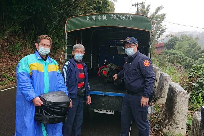 菲律賓籍移工阿怒（左）大年初一出遊，機車在龍潭山區爆胎拋錨，員警連繫熱心民眾以小貨車協助解圍。（龍潭分局提供／羅浚濱桃園傳真）