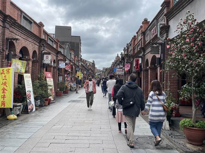 三峽老街商圈理事長林豐斌表示，受天氣、疫情影響，初一人潮相較去年初一少了5成，今天天氣雖有好轉，但預估初一至初六人潮仍會較去年少2至3成。（蔡雯如攝）