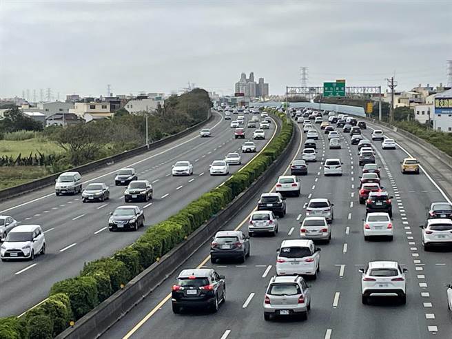 国道1号南下，进入彰化系统以后，车阵庞大，车速降到每小时50公里以下。（吴敏菁摄）