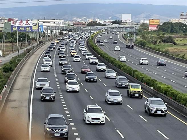 国道1号南下，进入彰化系统以后，车阵庞大，车速降到每小时50公里以下。（吴敏菁摄）