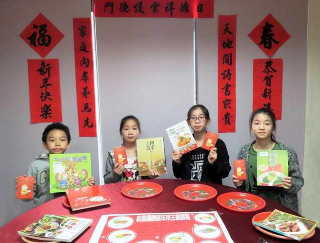 新北市立图书馆为了响应春节，规画「喜『阅』迎春！好运拢虎你」阅读迎新春活动，辖内各区图书馆将在4日（初四）开馆，民眾只要到任一图书分馆借阅5本书，就可获得全市限量1000份的「爱阅福袋」。（新北市图提供）