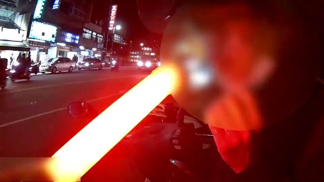 便當店老闆說沒喝酒，想蒙混過關，員警用探測棒測試整根亮紅色燈警示。（翻攝影片）