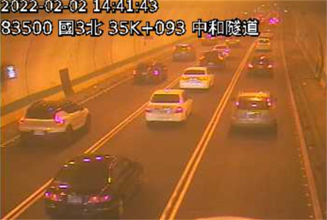 国道3中和隧道北向3车连环撞，造成车流大量回堵。(翻摄国道即时路况影像)
