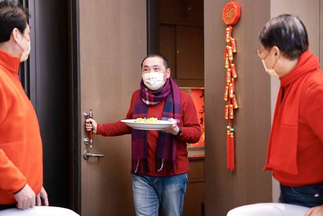 圖為新北市長侯友宜（中）在臉書發布新北市府新年賀歲影片。（新北市新聞局提供／陳慰慈新北傳真）