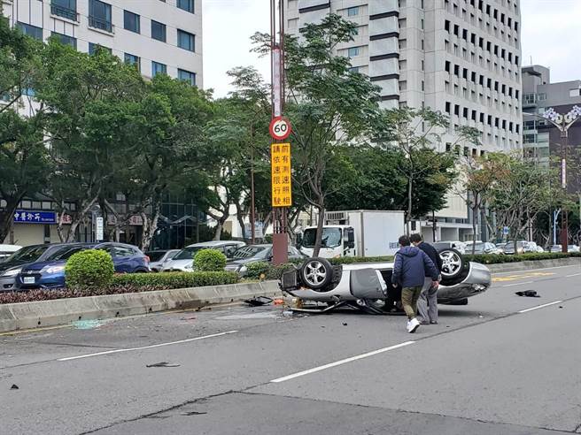詹姓驾驶为闪避车辆自撞分隔岛后翻覆。（图／民眾提供）