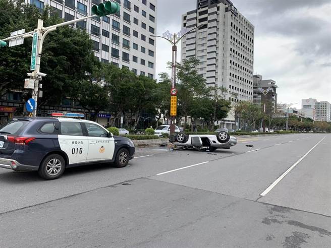 詹姓驾驶为闪避车辆自撞分隔岛后翻覆。（图／民眾提供）