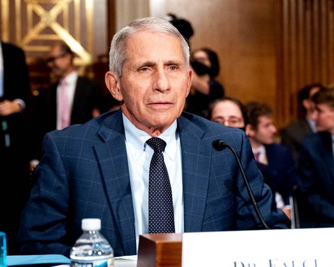 美國知名電台節目主持人修伊特（Hugh Hewitt）在《華盛頓郵報》撰文，呼籲拜登撤換白宮首席防疫專家佛奇（Anthony Fauci），挽救支持率。（資料照／TPG、達志影像）