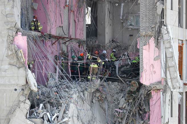 韩国光州一处正在施工的大楼1月发生外墙崩落意外，至今尚未找出失踪的所有工人，2日现场再次发生约25公吨水泥崩塌意外，搜救作业被迫中断。（图／TPG、达志影像）