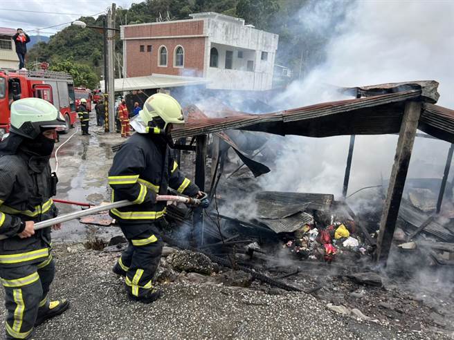 台東縣海端鄉崁頂村紅石上部落一處無人倉庫2日下午1點47分傳出火警，現場木造鐵皮屋遭火勢燒毀。（台東縣消防局提供／蔡旻妤台東傳真）
