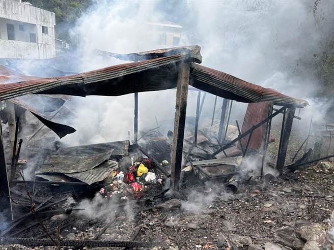 台東縣海端鄉崁頂村紅石上部落一處無人倉庫2日下午1點47分傳出火警，現場木造鐵皮屋遭火勢燒毀。（台東縣消防局提供／蔡旻妤台東傳真）