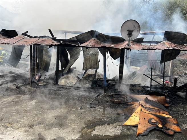 台東縣海端鄉崁頂村紅石上部落一處無人倉庫2日下午1點47分傳出火警，現場木造鐵皮屋遭火勢燒毀。（台東縣消防局提供／蔡旻妤台東傳真）