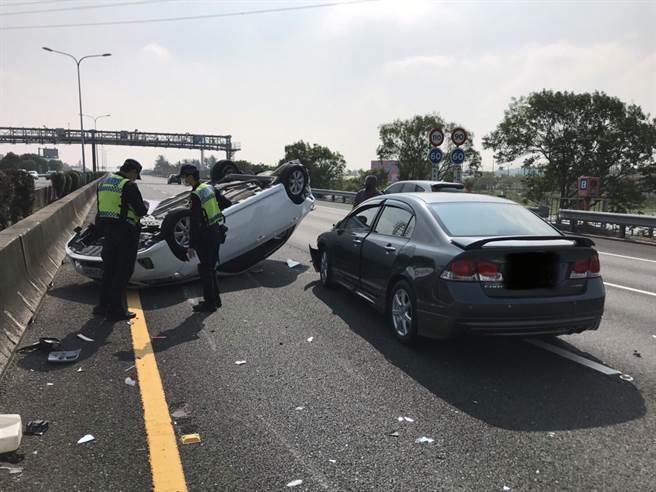 国道1南下仁德段大年初二发生3车连环撞造成1车翻覆的交通事故。（读者提供／洪荣志台南传真）