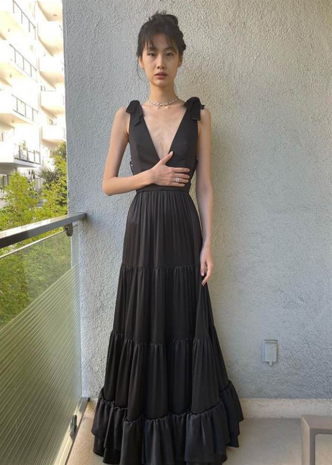 郑好娟去年底晒出工作美照，瘦到胸口见骨的模样令粉丝超心疼。(图/ 摘自郑好娟IG)