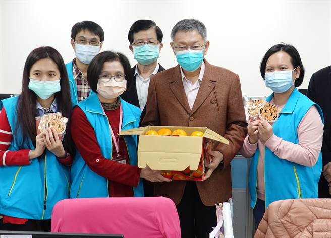 台北市長柯文哲表示，這是一個需要檢討的問題，因為12歲以下孩子隔離，必須要家長陪伴，但家長會因此而感染。（姚志平攝）