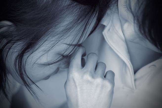 女子20年前嫁入婆家后被要求每天5点起床做家事，婆婆与小姑还说要到外面扫地「给左右邻居看」，近日婆婆甚至要求她儿子的女友照做。（示意图/Shutterstock提供）