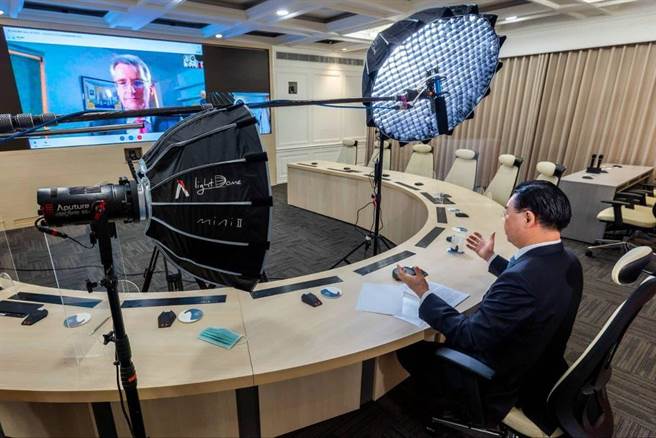 外交部长吴钊燮接受ZDF驻华盛顿办公室主任Elmar Theveßen视讯专访。（外交部提供）