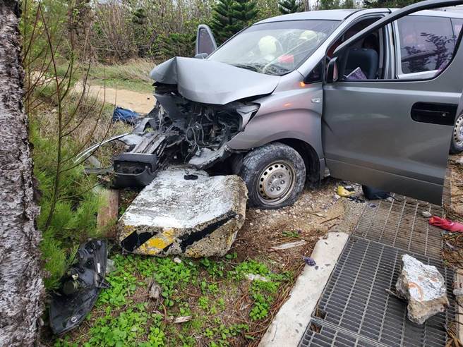 7名新北市游客澎湖发生车祸，所幸仅轻伤。（消防局提供／陈可文传真）