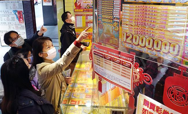 台彩春节加码彩券买气强强滚，图为位于西门町的彩券行日前人潮络绎不绝，刮刮乐也颇受青睐，民眾陆续上门拚手气。（示意图/资料照/姚志平摄）