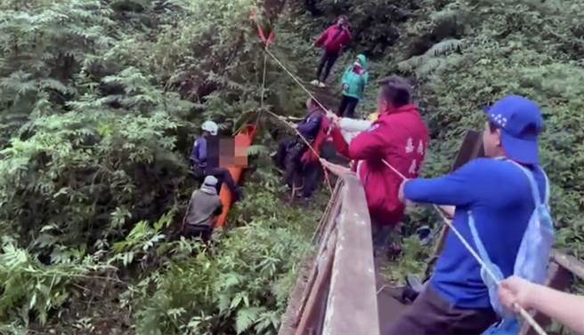 消防人员以软式担架及斜坡拖拉方式，顺利将坠谷的登山客救出。（嘉县消防局提供／洪荣志嘉县传真）
