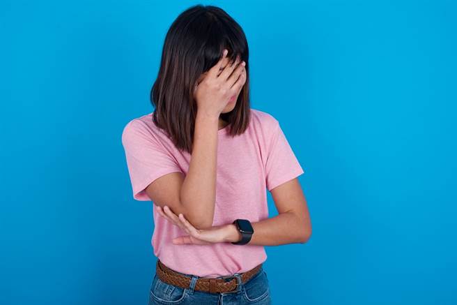 1名網友日前大掃除時在姐姐房間發現1個「球狀物」，姐姐稱是狗的玩具，他則抱持懷疑態度詢問網友，不少網友一眼看出是情趣用品口塞（或稱口枷）。（示意圖/Shutterstock提供）