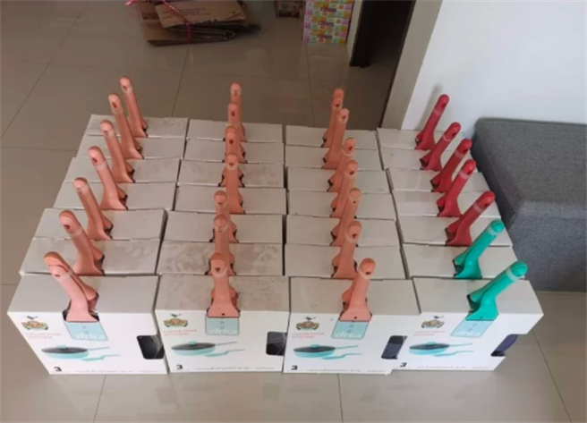先前也有網友看見數十個造型直挺挺的物件成堆擺放在白色紙箱上，物品形狀神似男性生殖器，結果近看物品側面，才發現原來是鍋具的手把。（翻攝自臉書「爆廢公社公開版」）