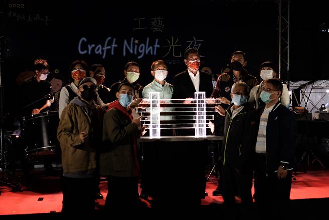 2日晚间「相揪来过年」请来在地团体草屯囝仔担任光雕点灯大使，演唱多首热闹的台语嘻哈歌曲，为工艺馆光雕秀揭开序幕，让气氛嗨到最高点，后面紧接着长达半小时精彩的光雕秀，看得现场民眾目不转睛。(工艺中心提供／吴建辉南投传真)