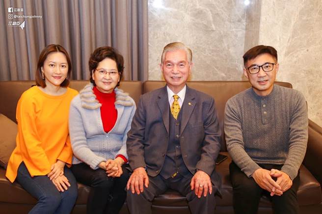 立委江啟臣與老婆劉姿伶及岳父母合影。（圖／摘自江啟臣臉書）
