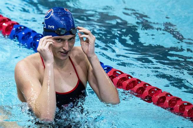 宾州大学跨性别女泳将莉亚‧汤马斯突破3项女子组纪录，引起变性运动员是否不公平的争议。(图/美联社)