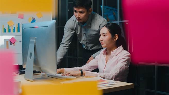 網友日前收到老闆訊息，他隨口說「老闆，辛苦了」，而老闆則說「辛苦了」多半是上司對下屬說，沒想到該網友接下來繼續說「了解，沒你的事，你先去忙吧」。（示意圖/Shutterstock提供）