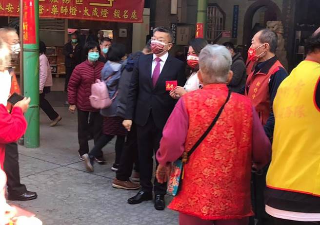 立法院副院长蔡其昌2日上午前往中市北屯区松竹寺参拜时，被发现与拿着小红包的民眾合影。（读者提供／黄国峰台中传真）