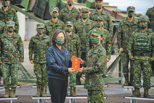 大年初一，蔡英文总统1日慰勉空军防空暨飞弹第631营第2连（神雕营区），除视导外也颁发加菜金。（总统府提供）