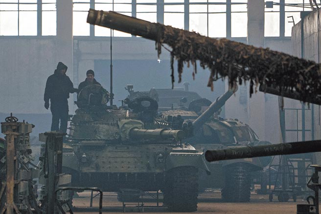 聯合國安理會在當地時間1月31日應美國要求舉行會議，討論當前烏克蘭局勢，美俄兩國在會上針鋒相對。圖為烏克蘭工人站在修理坦克工廠的坦克上。（美聯社）