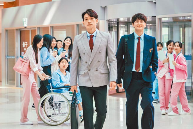 Rain（左）、金汎主演《Ghost Doctor》题材新颖、剧情轻松。（friDay影音提供）