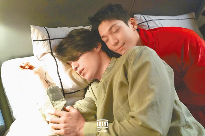 李栋旭（左）跟魏嘏隽在《邪恶与疯狂》中上演「Bromance」戏码。（爱奇艺国际站提供）