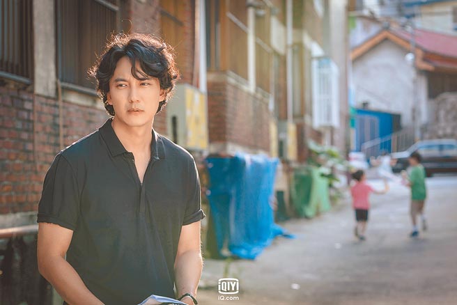 金南佶在《解读恶之心的人们》中扮侧写师。（爱奇艺国际站提供）