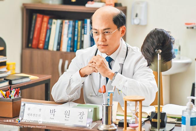 李瑞镇在《内科朴院长》中扮「秃头医生」。（爱尔达、中华电信提供）