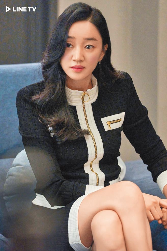 秀爱主演《工作都市》集结政治斗争、狗血情欲等精采元素。（LINE TV提供）