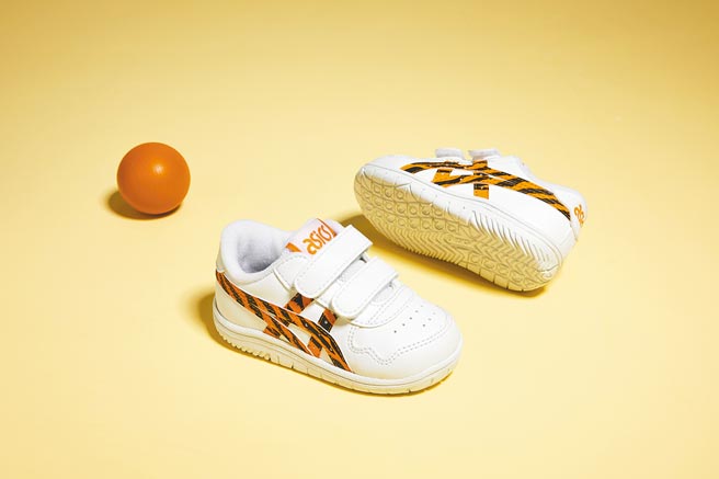ASICS JAPAN S TS虎纹童鞋，1580元。（ASICS提供）