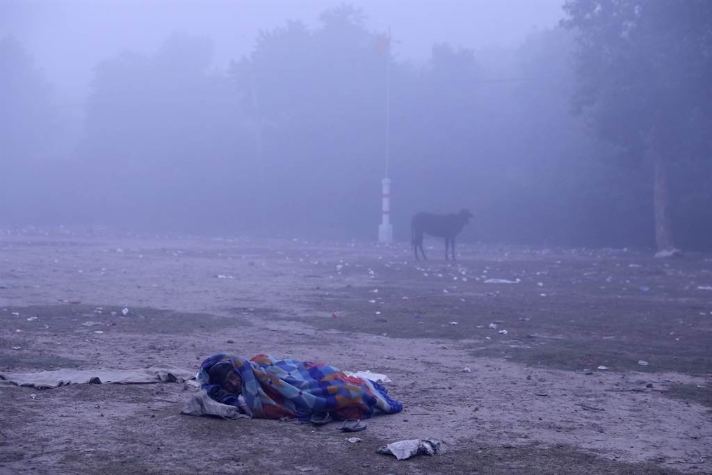 第二大城德里Delhi纷纷传出街友受冻路边没了唿吸心跳。图为一名街友无家可归只能睡在路旁。图/路透社(photo:ChinaTimes)