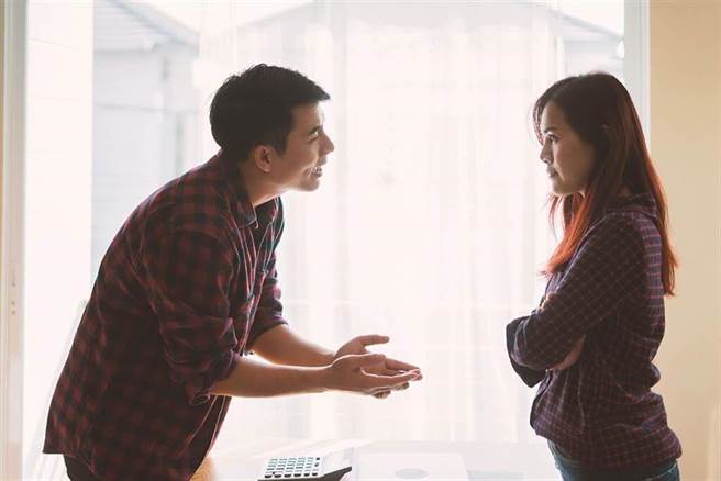 老公要求老婆与好友上床。（图／达志影像）
