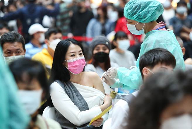 醫師認為，mRNA疫苗數量不足，若錯失接種機會，恐怕會落入「無劑可施」的窘境。（資料照）