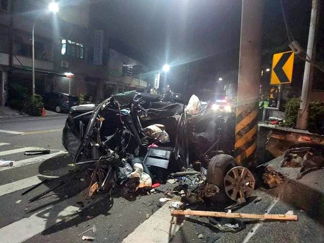 这起事故发生在3日深夜的1点半左右，发生碰撞当下产生巨大声响，附近民眾听到跑出查看，才发现事情大条了，连忙协助报警。(翻摄脸书南投人聊天室／吴建辉南投传真)