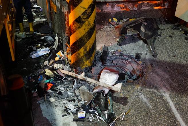 无辜遭撞的电线杆被连根拔起，位移了30公分以上。(吴建辉摄)